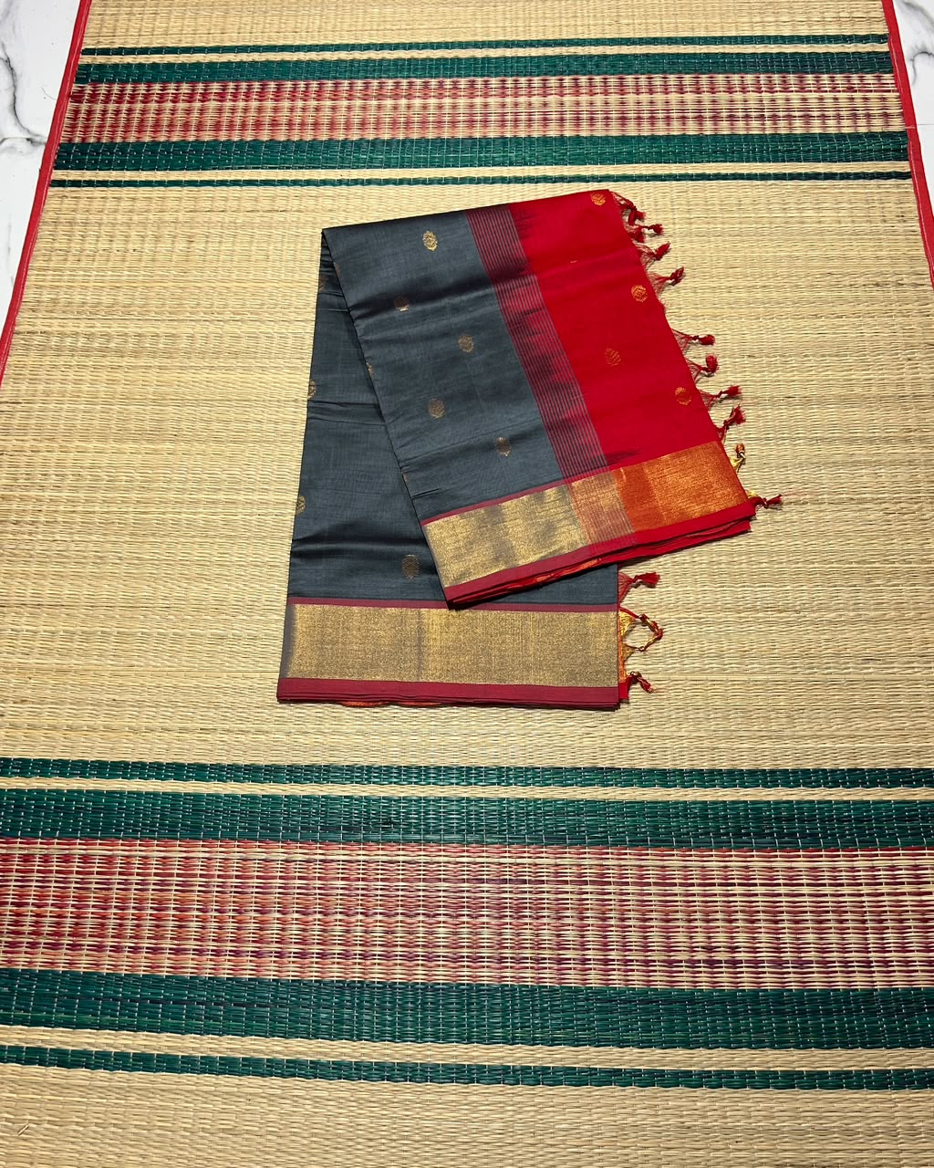 Handloom semi silk cotton saree with buttas - MS327